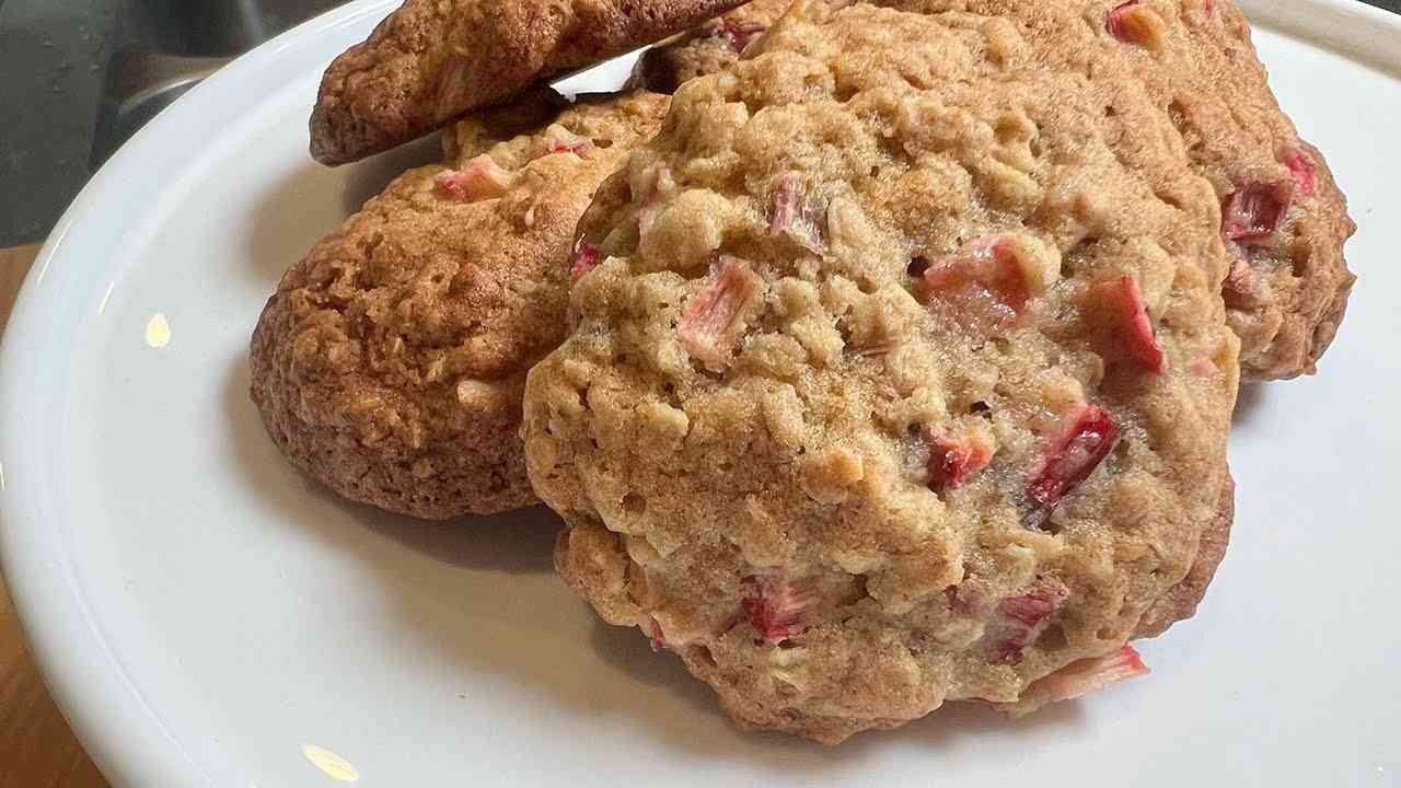 Sweet-Tart Rhubarb Bliss Cookies - Cookies